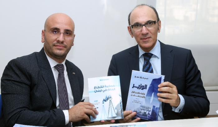 حسن عمرو وقع كتابيه 