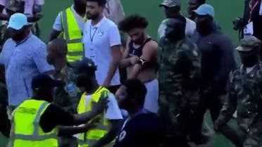 صلاح يغادر الملعب تحت حماية الجيش