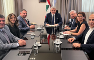 وزير الصناعة يعرض مع 
