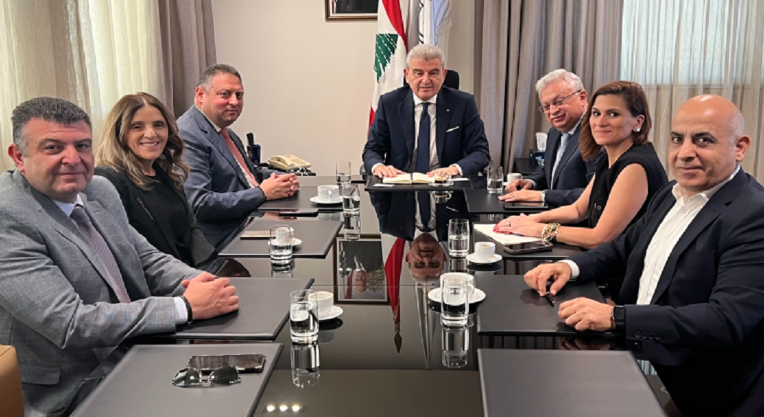 وزير الصناعة يعرض مع 