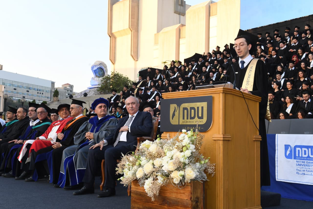 حفل التخرج الـ ٣٥ لطلاب جامعة سيدة اللويزة الأب الخوري: أرسموا الغَدَ الجميلَ في عقولِكُم ومخيِّلاتِكُم وعيونِكم، واستنبطوا الأفكارَ والمشاريعَ