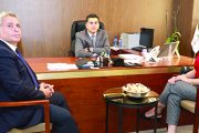 مرقص تابع مع مديرة 