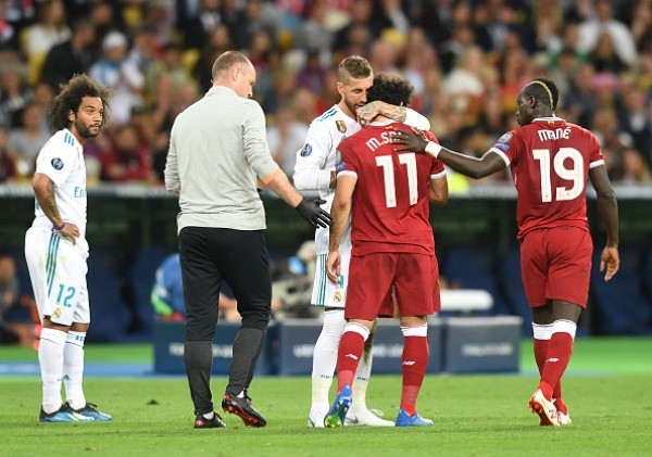 المصريون يحبسون انفاسهم بعد اصابة محمد صلاح