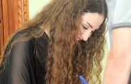 زنوبيا ظاهر وقعت مجموعتها الشعرية الاولى «آخر العنقود يسقط اولا»