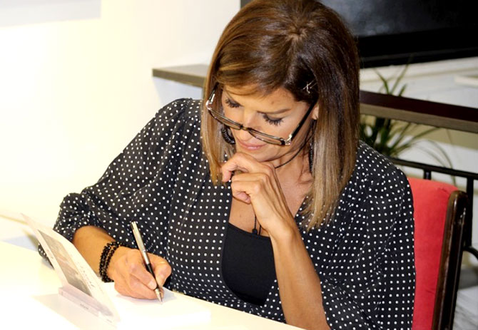 شعبان وقعت ديوانها أصداء...بين نجلا وميا.. في غاليري اكزود