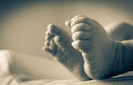 عملية جراحية مذهلة لجنين في رحم أمه