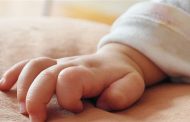قصة مأسوية.. شاحن هاتف يتسبب بوفاة طفل بعدما وضعه في فمه
