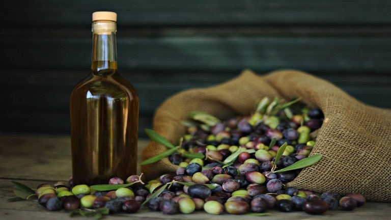 زيت الزيتون يحمي الكبد من تأثير المبيدات