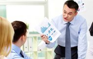 3 علامات تكشف أن رئيسك بالعمل لديه مشكلة شخصية معك
