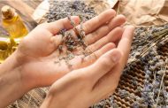 بعيدًا عن الأدوية.. زيت اللافندر أفضل علاج للقلق والتوتر!