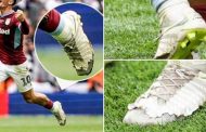 لاعبٌ يقود فريقه بحذاء 