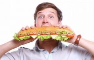 الطعام يلعب دورًا في تحسين مزاج الرجل.. اليكم الاثبات