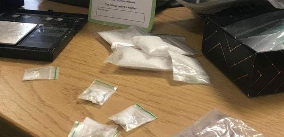 قصة غريبة: ترك حقيبة تحتوي على 25 حبة كبتاغون... وقدّم 