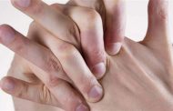 هل تسبّب طقطقة الأصابع التهاباً في المفاصل؟