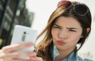 صور السيلفي قد تسبب ظهور التجاعيد!