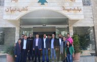 سفير الإمارات يجول في كفردبيان ويغرس أرزة