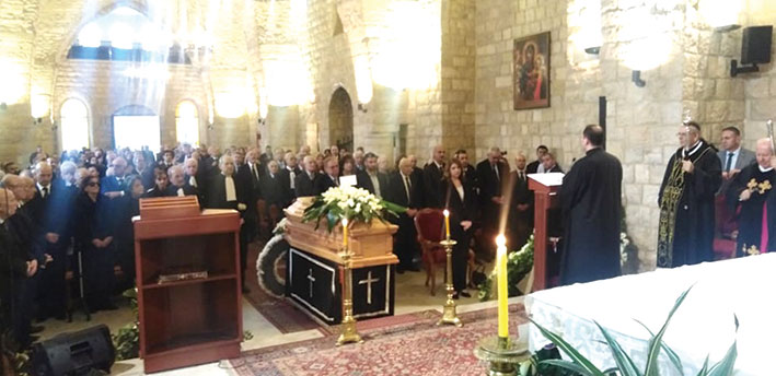 عصام كرم الى مثواه الأخير في دير القمر - رئيس الجمهورية منحه وساماً وكلمات رثته