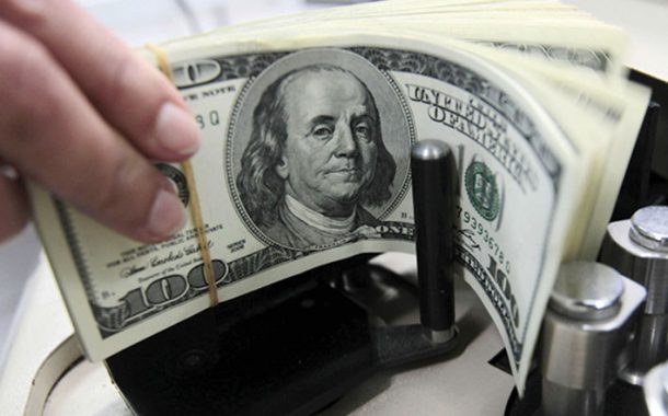 الدولار تحت الضغط مع تهديد ترمب بفرض رسوم جديدة على أوروبا