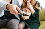 لماذا لا ينبغي تناول العشاء أمام التلفاز إذا كنت تحاول إنقاص وزنك؟