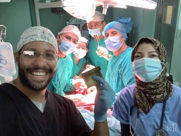 اطباء يستخرجون 6500 جنيه من بطن احد المواطنين في مصر !