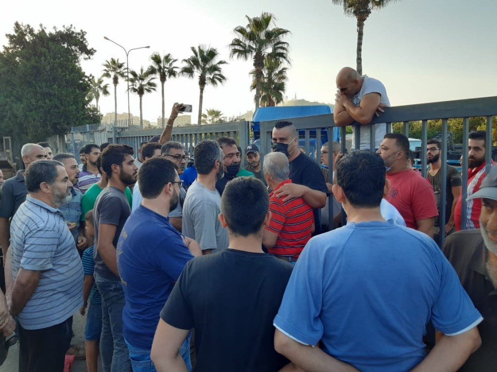 بائعو الخضار ومحتجون حاولوا قطع الطريق أمام حسبة صيدا