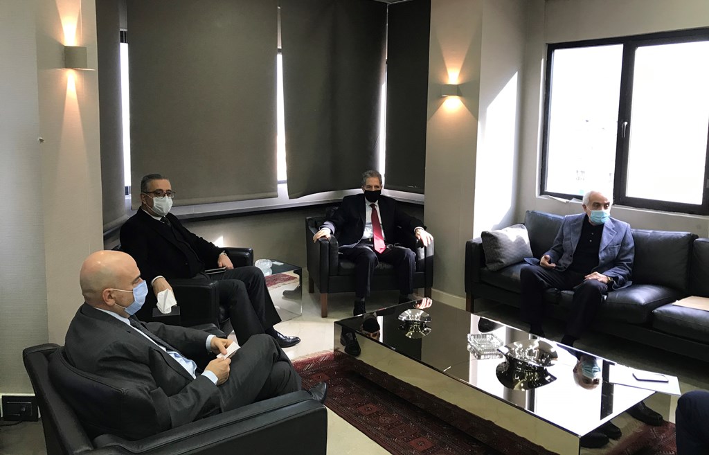 الجيش والجمارك يكشفان بتوجيه من وزني على مستوعبات متروكة في المرفأ