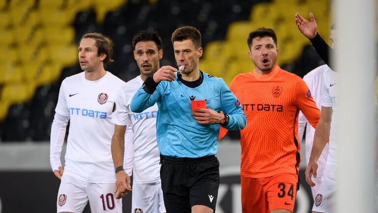 لاعب للحكم بعد أخطاء كارثية: هل تعتقد أننا غجر؟