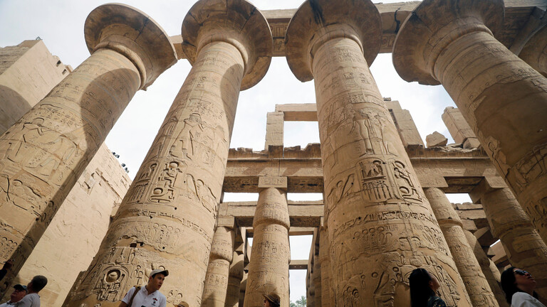 ظاهرة تعامد الشمس على قدس الأقداس تجذب السياح والمواطنين