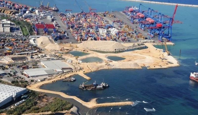 مرفأ بيروت يعمل كعادته وسقوط الإهراءات لا يعرقل العمل فيه