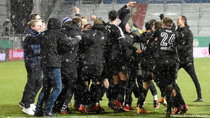 هولشتاين يفجر مفاجأة ويجرّد بايرن ميونيخ من كأس ألمانيا