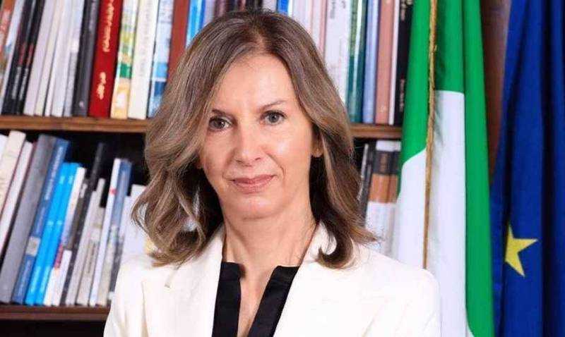 1200 كتاب لتعلم الإيطالية هبة للمركز التربوي