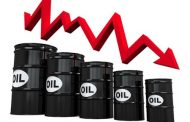 النفط يهبط من ذروته منذ شهر