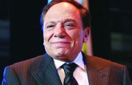 إعلامي يكشف حقيقة صحة عادل إمام