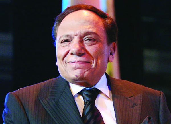 إعلامي يكشف حقيقة صحة عادل إمام