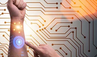 امرأة تتخلى عن استخدام المحفظة والمفاتيح بفضل تقنية جديدة
