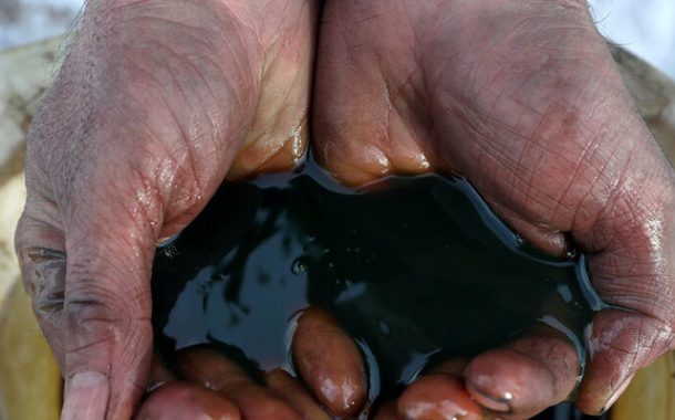 النفط يستقر قبيل محادثات طهران وواشنطن وسط تراجع علاوة المخاطر