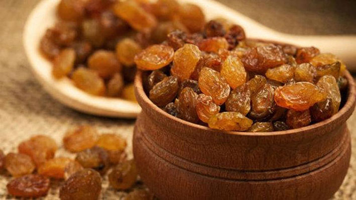 فوائد تناول 21 حبة زبيب يوميا