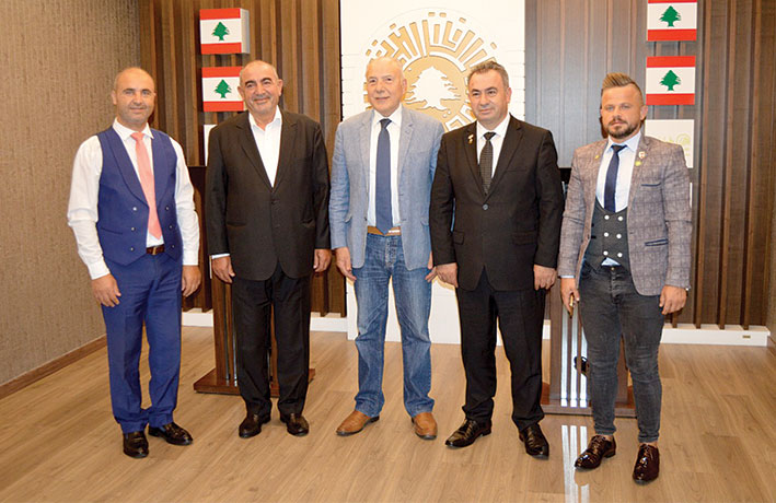 دبوسي يبحث مشاريع استثمارية مع وفد إغترابي بكندا