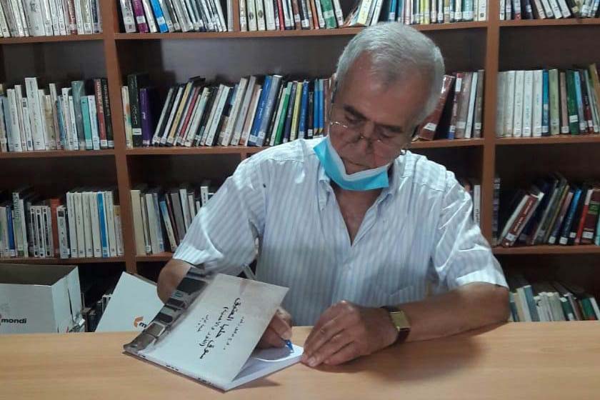 فرج زخور وقع كتاب سوق حلبا العتيق وريعه لمركز الصليب الأحمر