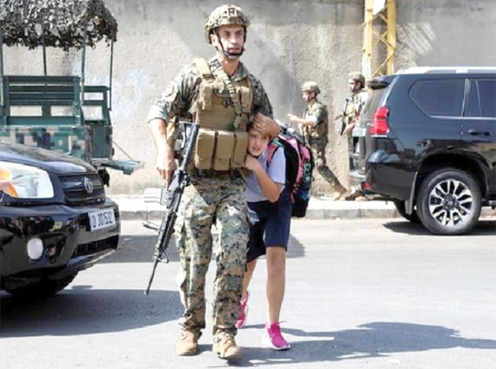 صورة عسكري ينقذ طفلاً صنّفت من ضمن إحدى صور العام