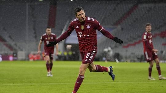 ليفاندوفسكي يبدأ العام الجديد 2022 بتسجيل هدف رائع.. فيديو