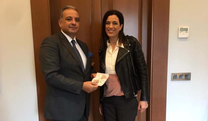 المرتضى تسلم من لبكي نسخة من فيلمها 