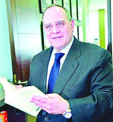 صادق الصباح مكرّماً  في دبي مع نجومه وأعماله