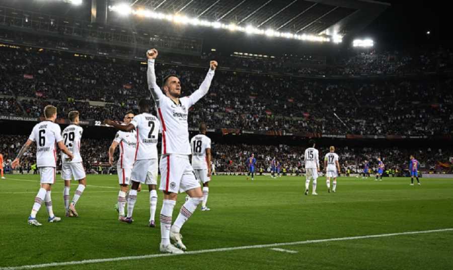 أينتراخت يطيح ببرشلونة خارج الدوري الأوروبي