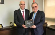 القصيفي تسلم من الزميل طرابلسي كتابه الجديد