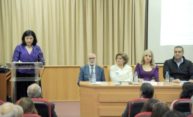 الزميلة لميا شديد وقعت كتابها عن التسويق السياسي في ندوة في البترون