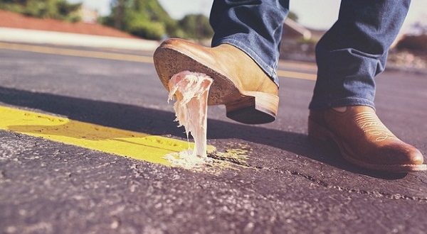 هل ينبغي حقا خلع الحذاء قبل دخول المنزل؟