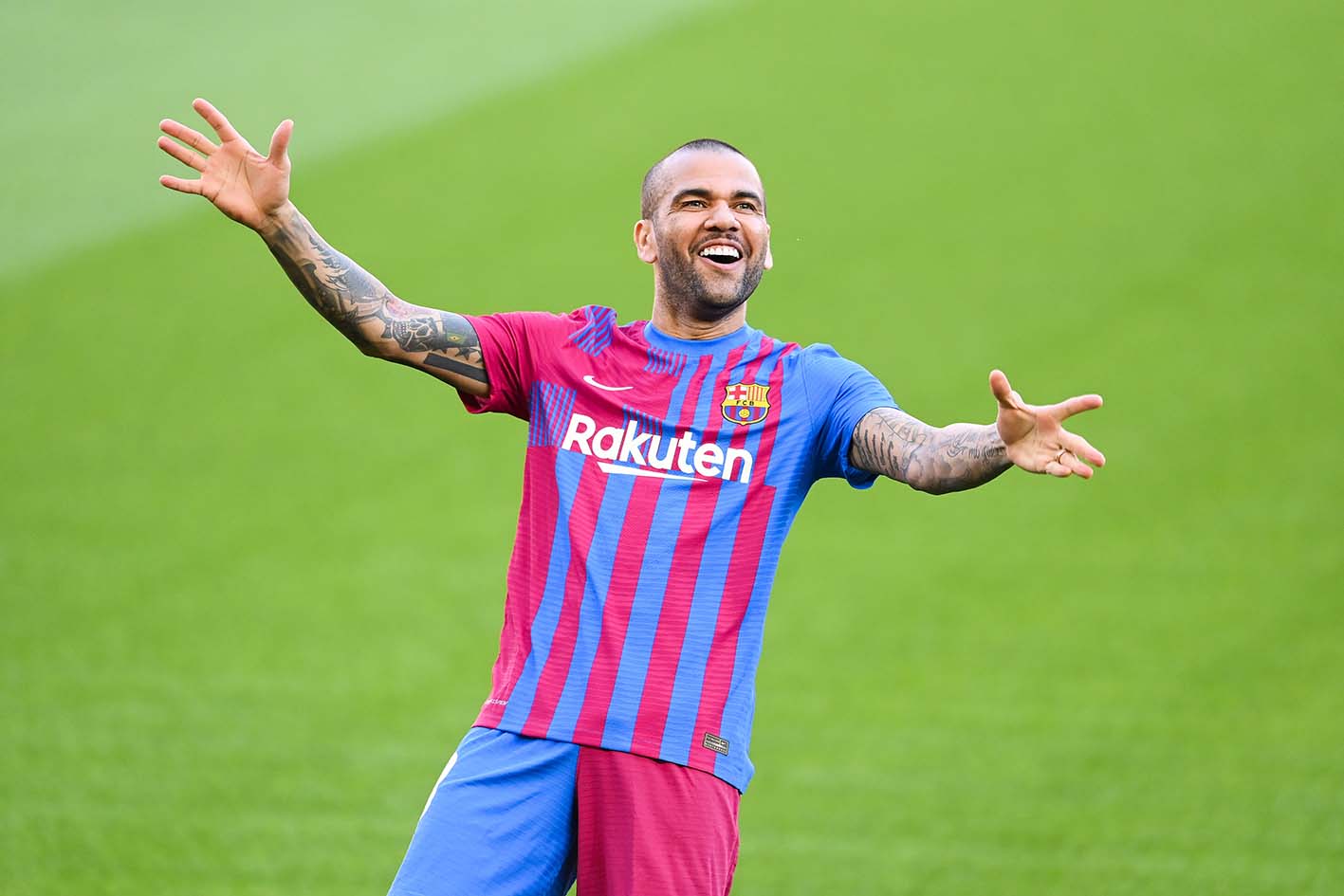 داني ألفيش يعلن رحيله عن برشلونة