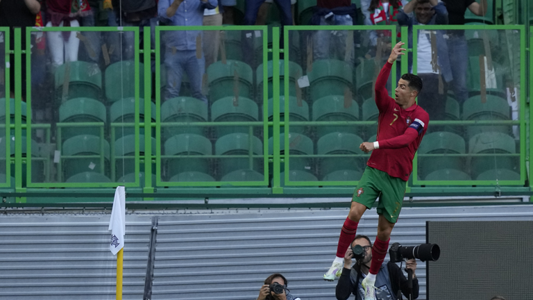 البرتغال تفوز على سويسرا 4-0 ورونالدو يحلق بلائحة الهدافين الدوليين (فيديو)