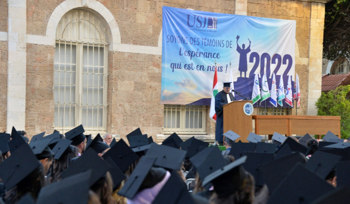 جامعة القديس يوسف خرجت 2200 من طلابها